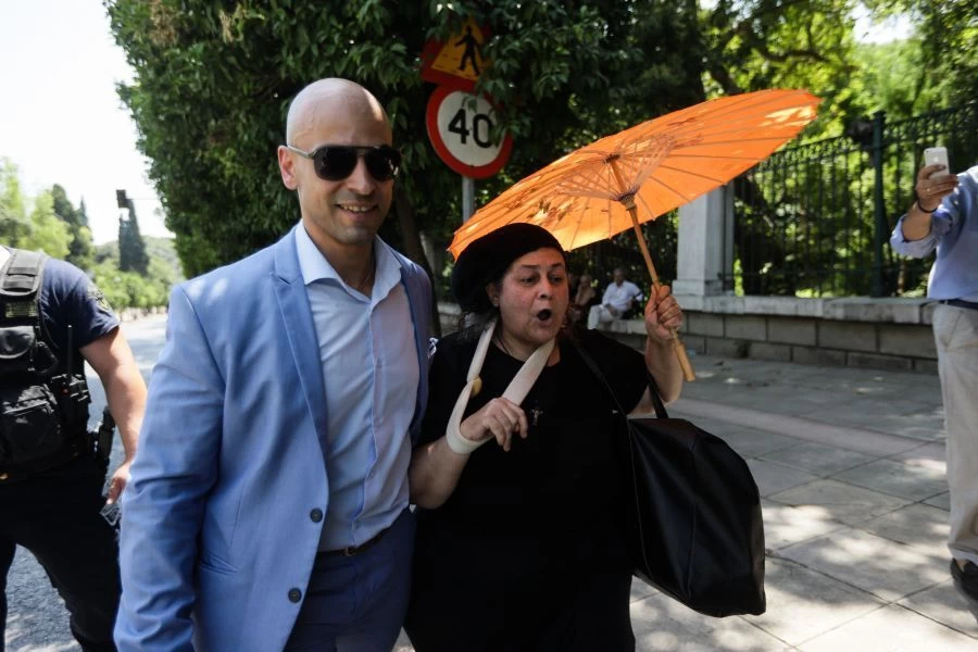 Ο Μητσοτάκης ορκιζόταν και η Ελένη Λουκά φώναζε απ’ έξω (βίντεο)
